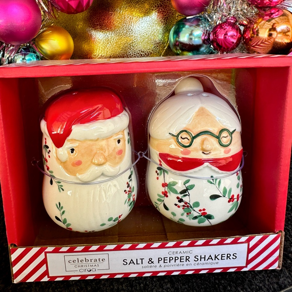 Santa & Mrs Clause Salt & Pepper Shakers
